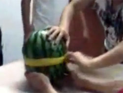 「スイカ時限爆弾」スイカに大量の輪ゴムを巻きつけ何本で割れるか実験してみた