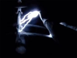 暗闇の死亡遊戯。50万ボルトの高圧電線に登り手で放電現象を楽しむ男