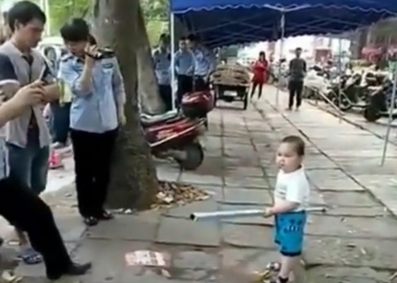 おばあちゃんをいじめるな！鉄パイプを持ち城官に立ち向かう幼児（中国）