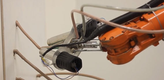 壁に貼り付けてびにょーん。立体彫刻をつくるロボットアーム