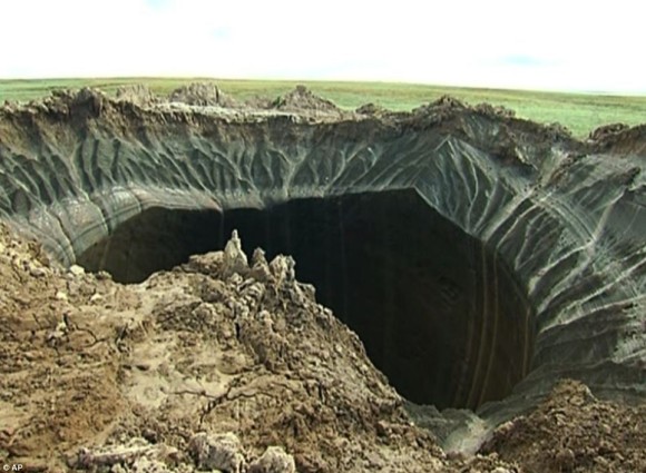 シベリアン・クレーターの謎。ロシアの氷原に新たな穴が続々出現