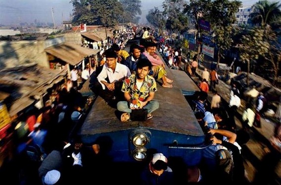 harrowing_bangladesh_train_hopping_images_04