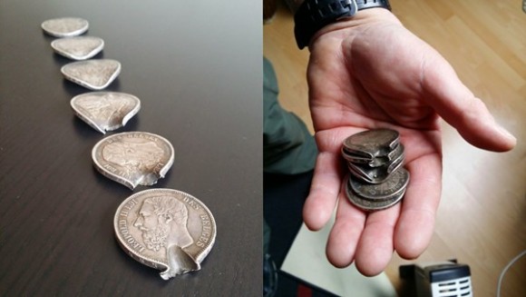 第一次世界大戦時の銃弾から命を救った胸ポケットのコインの写真