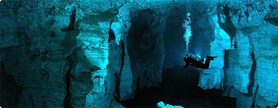 ロシアで一番長い水中洞窟「Ordynskaya Cave」の張り詰めた迷路空間