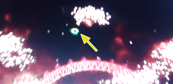 新年を祝う花火の中に現れた緑色に光る円盤型のUFO?（英ロンドン）