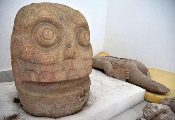 生きたまま皮を剥がれた人の遺体を生贄として捧げた神「シペ・トテック」を祀った寺院と像が発見される（メキシコ）