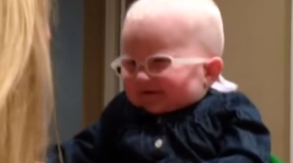 心温まる瞬間： 特別なメガネをかけて、初めておかあさんを見たときの赤ちゃんの顔からこぼれる最高の笑顔