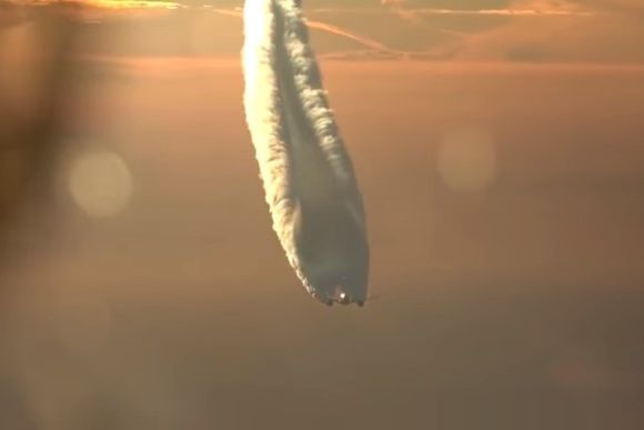 モクモクのクセがすごい！空の上で見る大迫力の飛行機雲