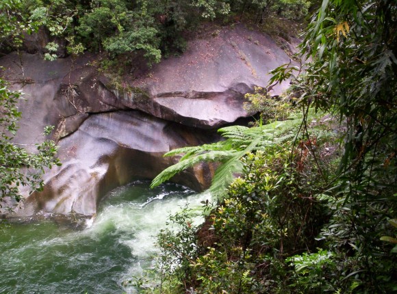恐ろしい伝説がある、オーストラリアの呪われた滝「デビルズ・プール」