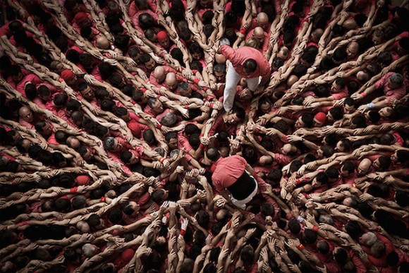 人間が折り重なって作られる巨大まつぼっくり。スペイン、カタルーニャの伝統の行事、「人間の塔（カステイ）」