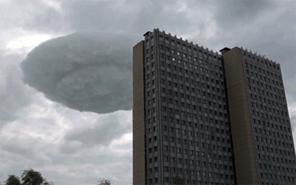 黙示録かな？高層マンションの上をぐるぐると渦巻きながら通過するUFO型の巨大な雲がロシアに出現