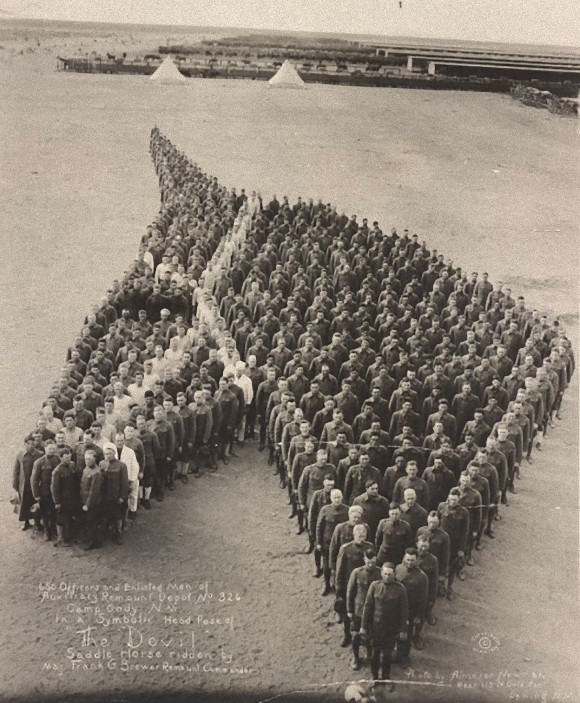 戦場でなくなった馬たち悼み、人文字で馬の頭部を作り敬意を表したアメリカ兵士（第一次世界大戦時）