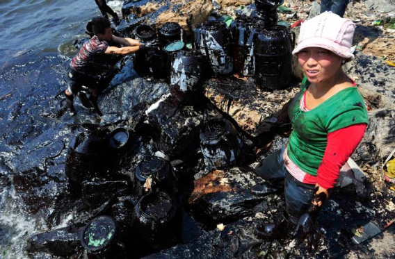 cleaning_dalian_harbor_26