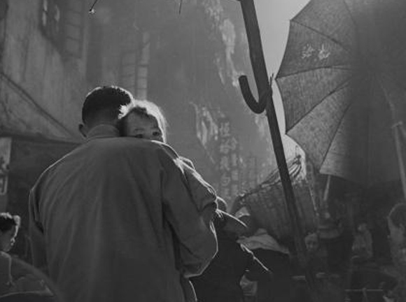 香港の1950年代の街並みと人々を撮影したモノクロ写真「Fan Ho: A Hong Kong Memoir」