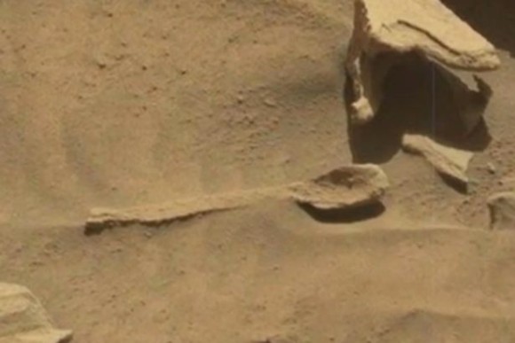 いったい誰が？何を食べていた？火星に巨大なスプーンめいた物体が発見される