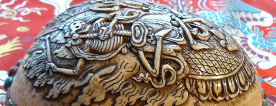 人間の頭蓋骨に彫刻を施し作られた聖なるチベットの盃「カパラ（髑髏杯）」