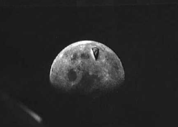圧倒的存在感！アポロ8号の撮影した月の写真に巨大な舌のようなものが写っていた