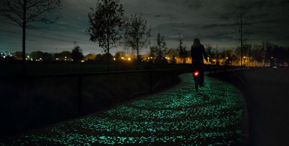 例えばこんなイルミネーション。キラキラと地面を美しく照らすゴッホ「星月夜」サイクリングロード（オランダ）