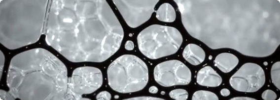 フワフワの泡に色を流し込んで早回しにしたら、うごめくワンダフルな新感覚映像！！