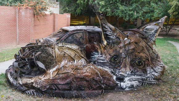廃材を利用して作られた巨大動物たちが町のあちらこちらに出没中（ポルトガル）
