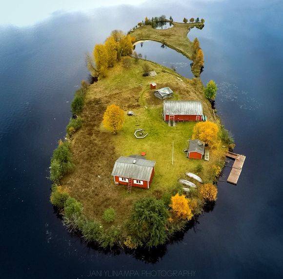 ファンタジーな世界観がすごい！ドローン写真で見る「ラップランド」の小さな島の四季折々の風景