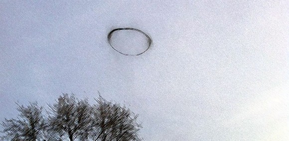 現代版Xファイル案件。イギリスの上空に突如現れ消えていった謎の黒い輪、「ブラック・リング」の正体は？