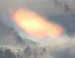 HAARP？フィリピンの上空に現れた妖しいオレンジ色の光
