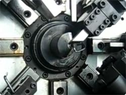 絶妙の動きをするサーボ機構スプリング製造マシーンが凄い！！