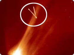 太陽にヴィクトリー、フレア発生地点に「V字型」の未確認飛行物体？