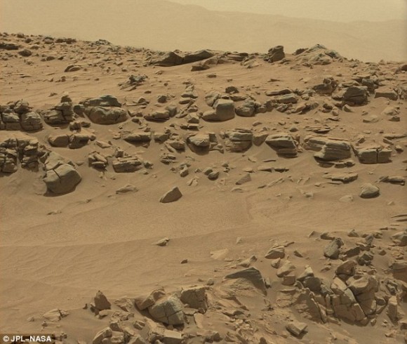 今度は小さいおじさんなのか 火星で小人が岩影からのぞき見している姿が発見される 16年7月4日 Biglobeニュース