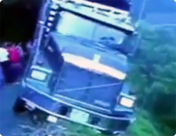 ボリビアのデスロードでまた新たなる犠牲者が。谷底へ転落していく大型トラック