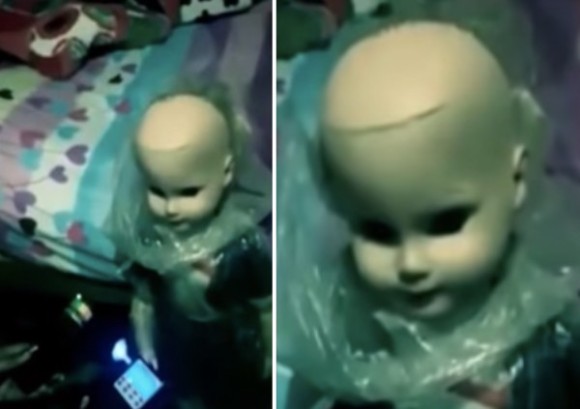 チャッキーかな？母親からクリスマスプレゼントにもらった不気味な人形がボーイフレンドを襲う(ペルー)