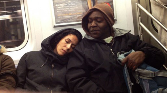 地下鉄で寝たふりをして見知らぬ人に寄りかかった時の反応（米ニューヨーク）