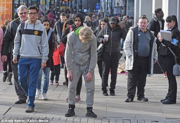 使用者をゾンビのようにしてしまう危険なドラッグ「スパイス」中毒者がイギリス・マンチェスターの町をさまよい歩く。