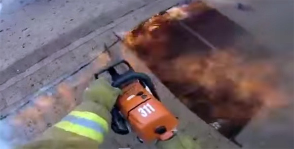 まさに命がけ。屋根をチェーンソーで突き破り炎と戦う消防士（アメリカ）