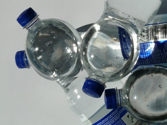 ペットボトルの水にはなぜ賞味期限があるのか？賞味期限を過ぎても飲めるのか？
