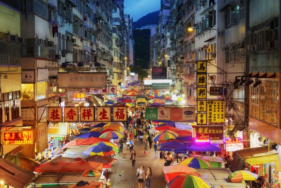 香港の住宅地高騰。駐車場1台分のスペースと同じ広さしかないアパートが5500万円もする件