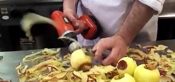 なにこれ速い！電動ドライバーでリンゴの皮をむくシェフの凄技テクニック