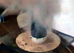 こんなコーヒーがでてきたらイヤだ！カップからビニョーンと中身が飛び出す化学実験映像