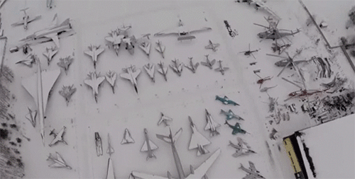 壮観ファンタジー！雪化粧をした歴代の軍用機が並ぶロシア、中央空軍博物館のドローン映像