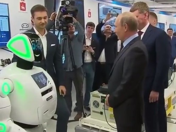 猛獣使いのプーチン、ついに「暴走ロボット」も手なずける。ガッチリ握手を交わしてフレンドリーな雰囲気に