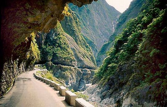 most_dangerous_roads_in_the_world_16