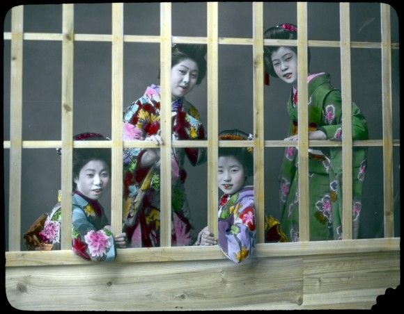 鎖国から一転、近代化の波が押し寄せる明治時代の終りに暮らす日本人の様子が伝わる「着色写真」