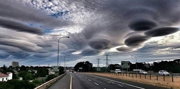 パニック映画かよ！南アフリカ、ケープタウンの町を覆った不気味なレンチキュラー雲