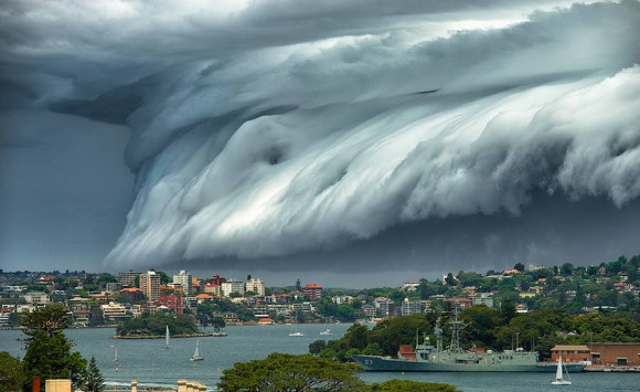 やばいヤツが襲ってくる！オーストラリアで発生した巨大なアーチ雲