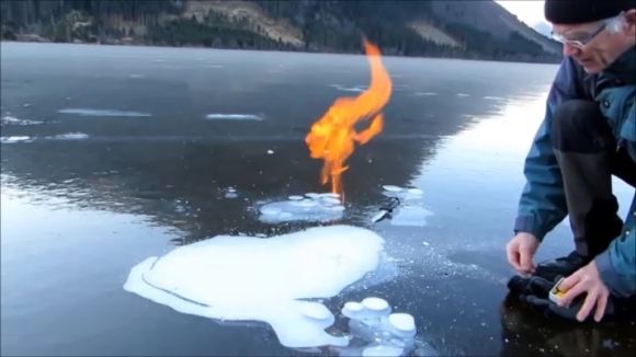 氷を燃やしたら炎がでるだとぅ？凍った湖のアイスバブルに火をつける実験映像（カナダ・アブラハム湖）