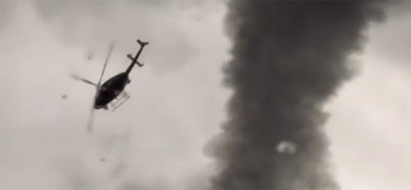 戦慄の瞬間、ヘリコプターが竜巻に飲み込まれる衝撃映像（閲覧注意）
