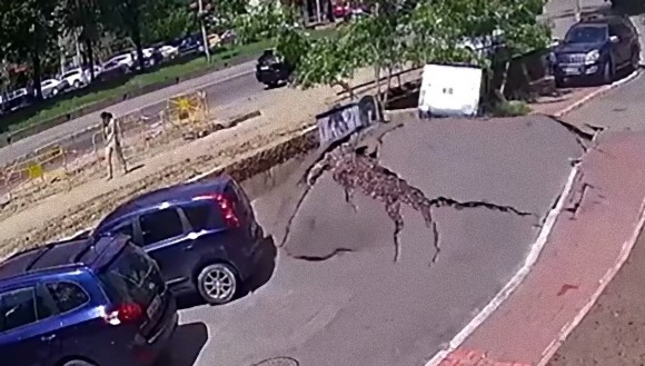 水道管の破裂怖い！舗装された道路が一瞬にして吹き飛ぶ衝撃映像（ウクライナ）