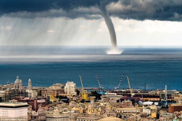 イタリア、ジェノバの海を襲う巨大な水上竜巻が凄かった