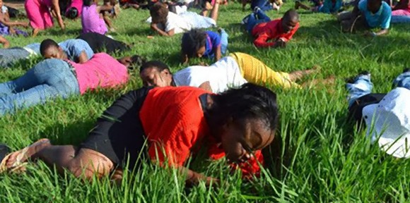 南アフリカの新興宗教。神に近づくため草を食べる信者たち